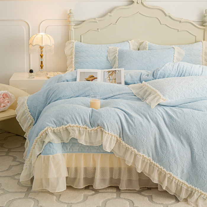 91家纺网 家纺一手货源 找家纺 （总）胜权家纺 2025秋冬新款A类全消光高克重5D雕花牛奶绒仙女风夹棉床盖四件套系列