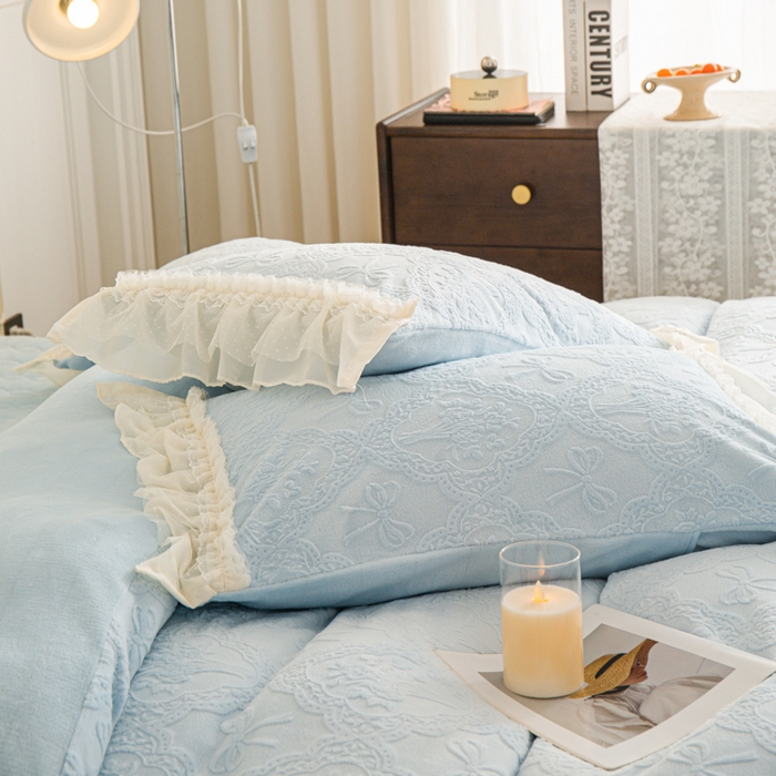 91家纺网 家纺一手货源 找家纺 （总）胜权家纺 2025秋冬新款A类全消光高克重5D雕花牛奶绒仙女风夹棉床盖四件套系列