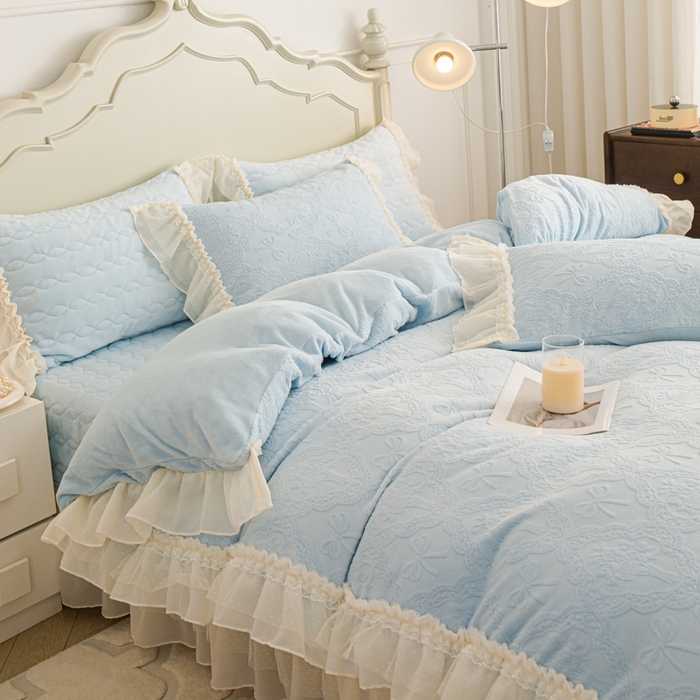 91家纺网 家纺一手货源 找家纺 （总）胜权家纺 2025秋冬新款A类全消光高克重5D雕花牛奶绒仙女风夹棉床盖四件套系列