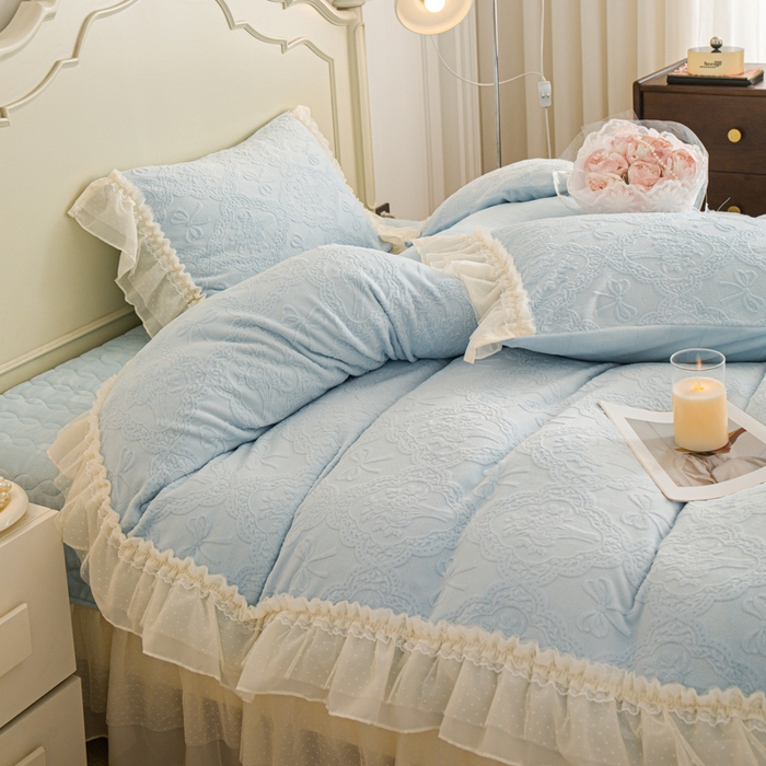 91家纺网 家纺一手货源 找家纺 （总）胜权家纺 2025秋冬新款A类全消光高克重5D雕花牛奶绒仙女风夹棉床盖四件套系列