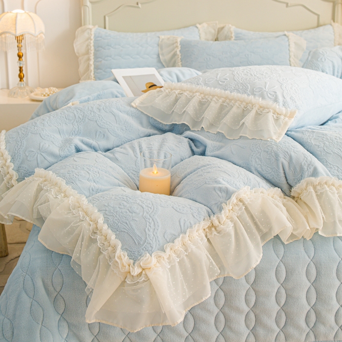 91家纺网 家纺一手货源 找家纺 （总）胜权家纺 2025秋冬新款A类全消光高克重5D雕花牛奶绒仙女风夹棉床盖四件套系列