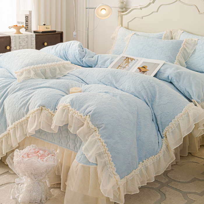 91家纺网 家纺一手货源 找家纺 （总）胜权家纺 2025秋冬新款A类全消光高克重5D雕花牛奶绒仙女风夹棉床盖四件套系列