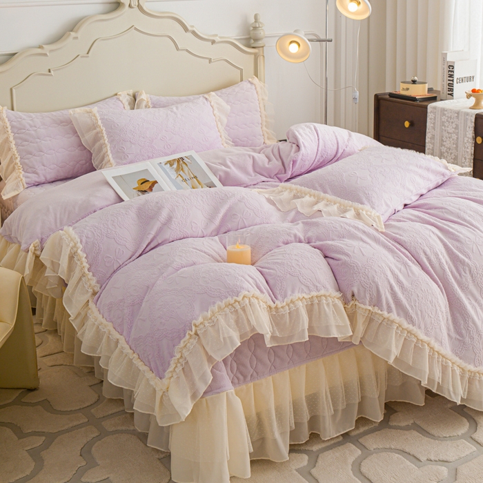 91家纺网 家纺一手货源 找家纺 胜权家纺 2025秋冬新款A类全消光高克重5D雕花牛奶绒仙女风夹棉床盖四件套系列 梦安娜-靓紫