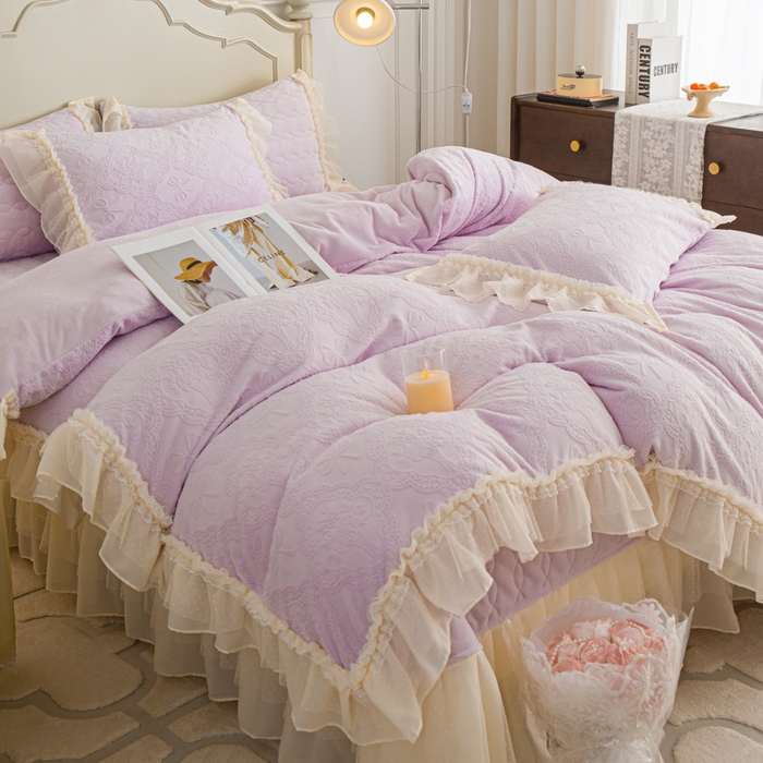 91家纺网 家纺一手货源 找家纺 胜权家纺 2025秋冬新款A类全消光高克重5D雕花牛奶绒仙女风夹棉床盖四件套系列 梦安娜-靓紫