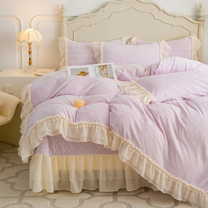 91家纺网 家纺一手货源 找家纺 胜权家纺 2025秋冬新款A类全消光高克重5D雕花牛奶绒仙女风夹棉床盖四件套系列 梦安娜-靓紫