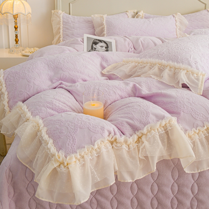 91家纺网 家纺一手货源 找家纺 胜权家纺 2025秋冬新款A类全消光高克重5D雕花牛奶绒仙女风夹棉床盖四件套系列 梦安娜-靓紫