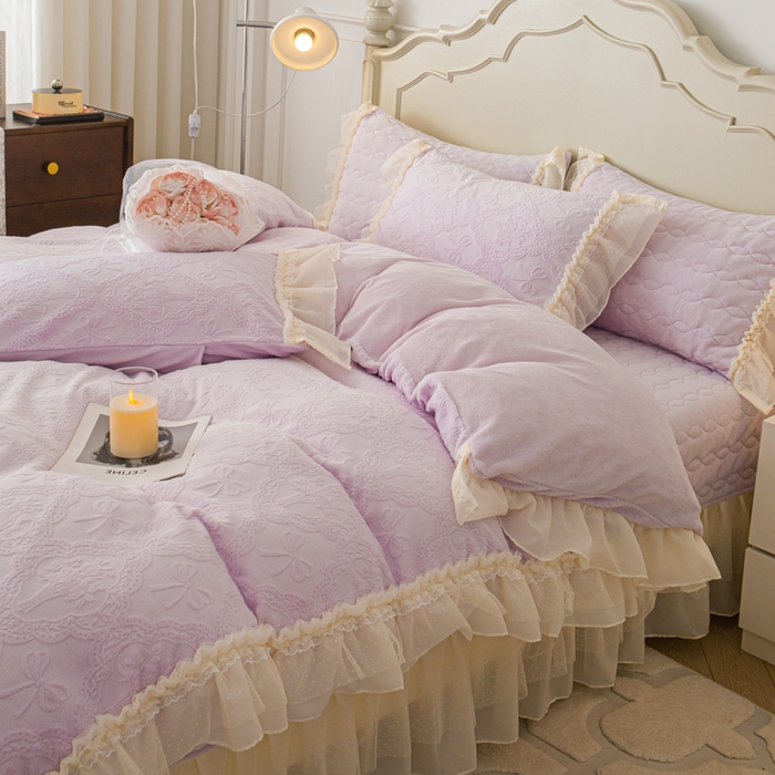 91家纺网 家纺一手货源 找家纺 胜权家纺 2025秋冬新款A类全消光高克重5D雕花牛奶绒仙女风夹棉床盖四件套系列 梦安娜-靓紫