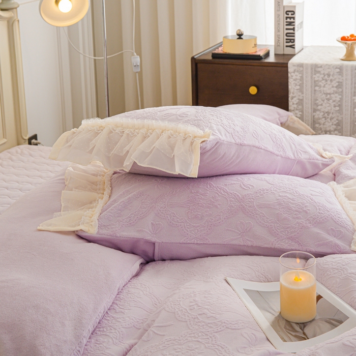 91家纺网 家纺一手货源 找家纺 胜权家纺 2025秋冬新款A类全消光高克重5D雕花牛奶绒仙女风夹棉床盖四件套系列 梦安娜-靓紫