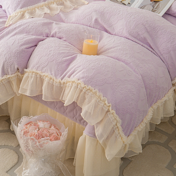 91家纺网 家纺一手货源 找家纺 胜权家纺 2025秋冬新款A类全消光高克重5D雕花牛奶绒仙女风夹棉床盖四件套系列 梦安娜-靓紫
