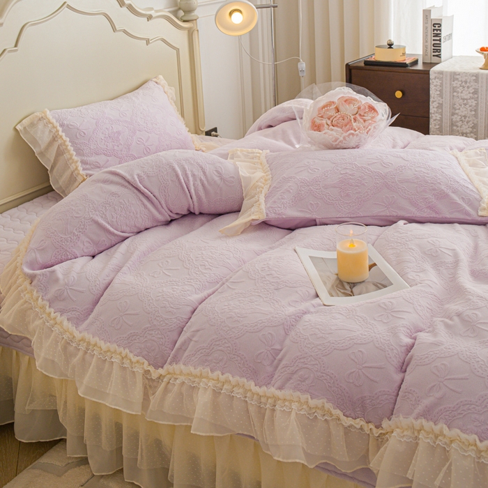 91家纺网 家纺一手货源 找家纺 胜权家纺 2025秋冬新款A类全消光高克重5D雕花牛奶绒仙女风夹棉床盖四件套系列 梦安娜-靓紫