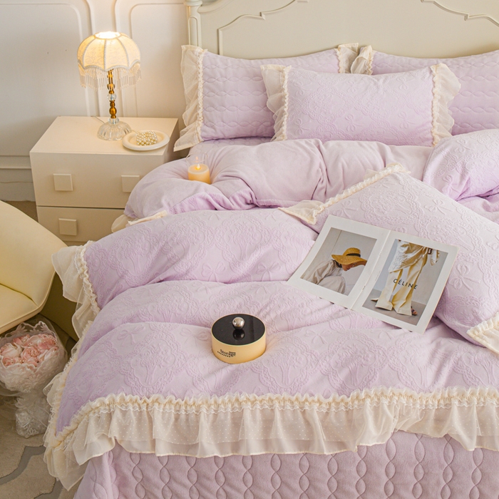 91家纺网 家纺一手货源 找家纺 胜权家纺 2025秋冬新款A类全消光高克重5D雕花牛奶绒仙女风夹棉床盖四件套系列 梦安娜-靓紫