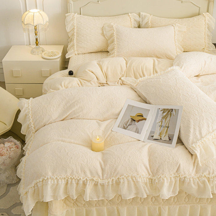 91家纺网 家纺一手货源 找家纺 胜权家纺 2025秋冬新款A类全消光高克重5D雕花牛奶绒仙女风夹棉床盖四件套系列 梦安娜-浅米