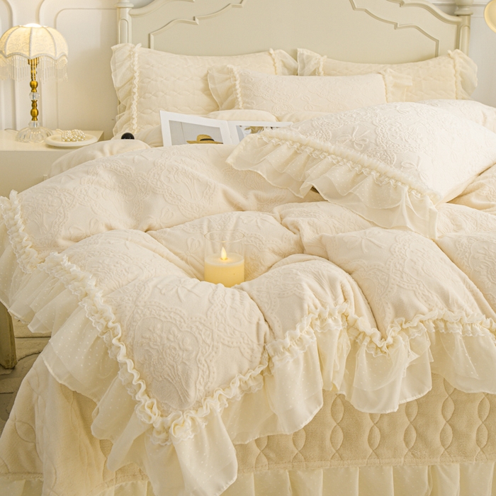 91家纺网 家纺一手货源 找家纺 胜权家纺 2025秋冬新款A类全消光高克重5D雕花牛奶绒仙女风夹棉床盖四件套系列 梦安娜-浅米