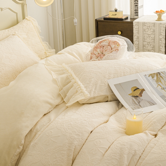 91家纺网 家纺一手货源 找家纺 胜权家纺 2025秋冬新款A类全消光高克重5D雕花牛奶绒仙女风夹棉床盖四件套系列 梦安娜-浅米