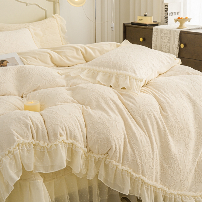 91家纺网 家纺一手货源 找家纺 胜权家纺 2025秋冬新款A类全消光高克重5D雕花牛奶绒仙女风夹棉床盖四件套系列 梦安娜-浅米