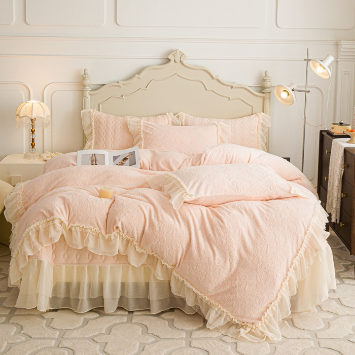 91家纺网 家纺一手货源 找家纺 胜权家纺 2025秋冬新款A类全消光高克重5D雕花牛奶绒仙女风夹棉床盖四件套系列 梦安娜-嫩粉