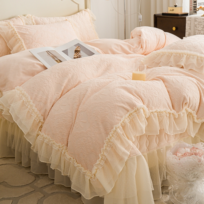 91家纺网 家纺一手货源 找家纺 胜权家纺 2025秋冬新款A类全消光高克重5D雕花牛奶绒仙女风夹棉床盖四件套系列 梦安娜-嫩粉