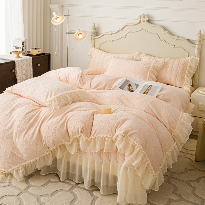 91家纺网 家纺一手货源 找家纺 胜权家纺 2025秋冬新款A类全消光高克重5D雕花牛奶绒仙女风夹棉床盖四件套系列 梦安娜-嫩粉