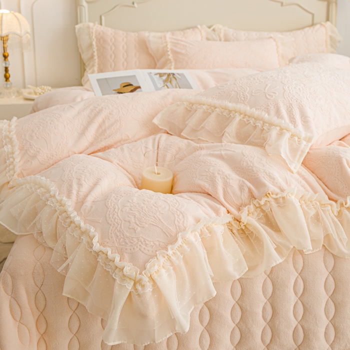 91家纺网 家纺一手货源 找家纺 胜权家纺 2025秋冬新款A类全消光高克重5D雕花牛奶绒仙女风夹棉床盖四件套系列 梦安娜-嫩粉