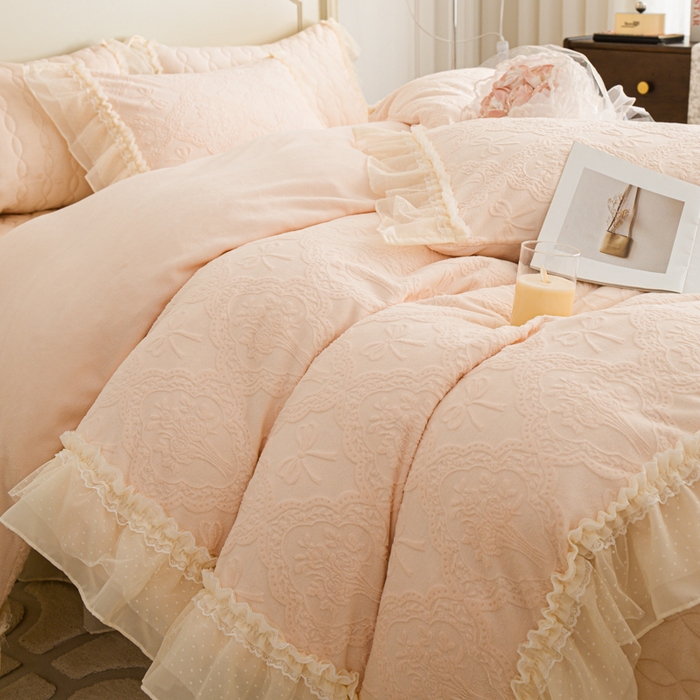 91家纺网 家纺一手货源 找家纺 胜权家纺 2025秋冬新款A类全消光高克重5D雕花牛奶绒仙女风夹棉床盖四件套系列 梦安娜-嫩粉
