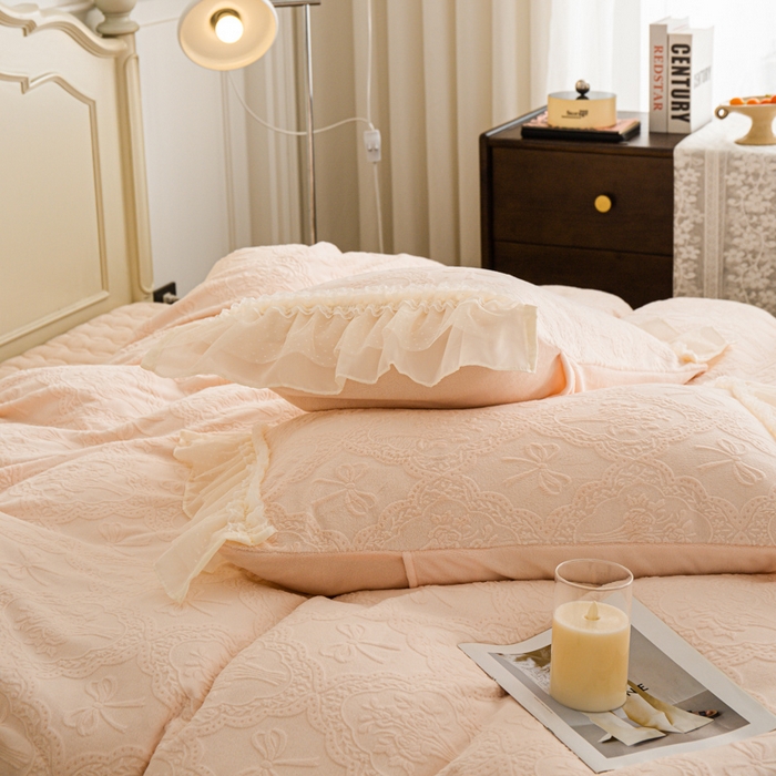 91家纺网 家纺一手货源 找家纺 胜权家纺 2025秋冬新款A类全消光高克重5D雕花牛奶绒仙女风夹棉床盖四件套系列 梦安娜-嫩粉