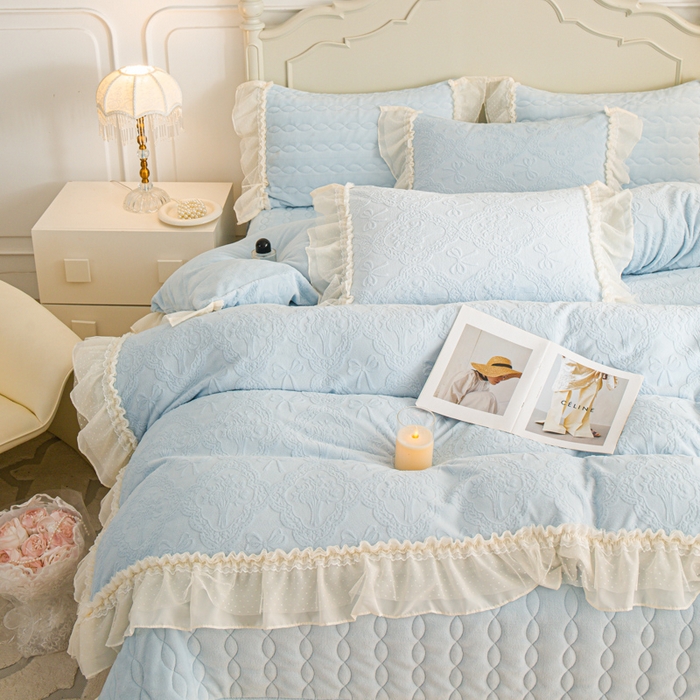 91家纺网 家纺一手货源 找家纺 胜权家纺 2025秋冬新款A类全消光高克重5D雕花牛奶绒仙女风夹棉床盖四件套系列 梦安娜-湖蓝