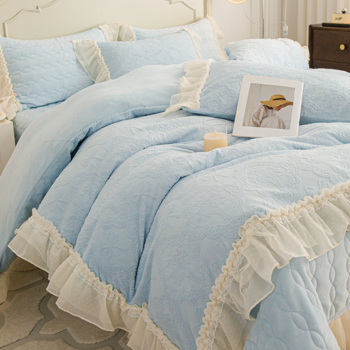 91家纺网 家纺一手货源 找家纺 胜权家纺 2025秋冬新款A类全消光高克重5D雕花牛奶绒仙女风夹棉床盖四件套系列 梦安娜-湖蓝