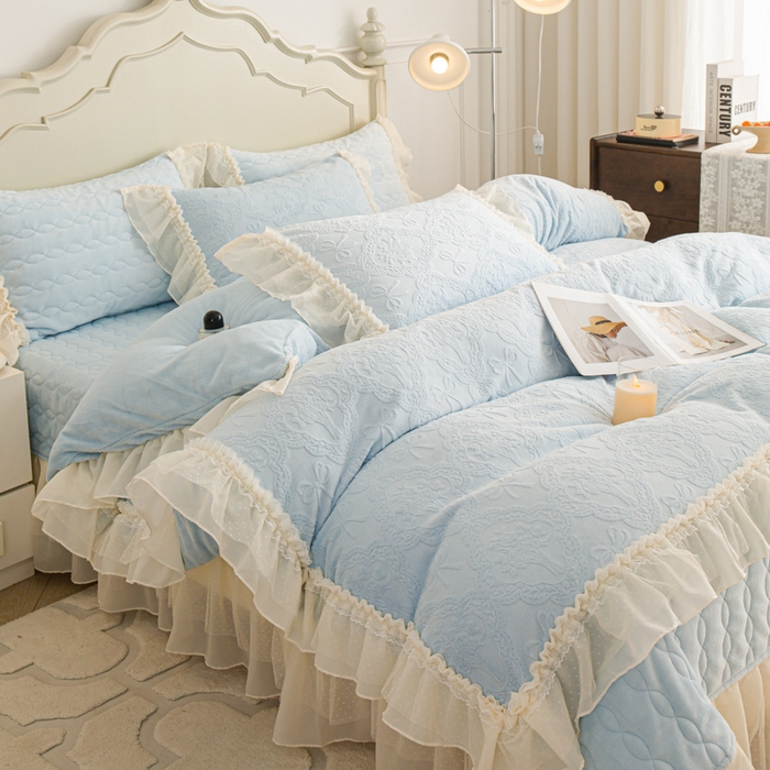 91家纺网 家纺一手货源 找家纺 胜权家纺 2025秋冬新款A类全消光高克重5D雕花牛奶绒仙女风夹棉床盖四件套系列 梦安娜-湖蓝