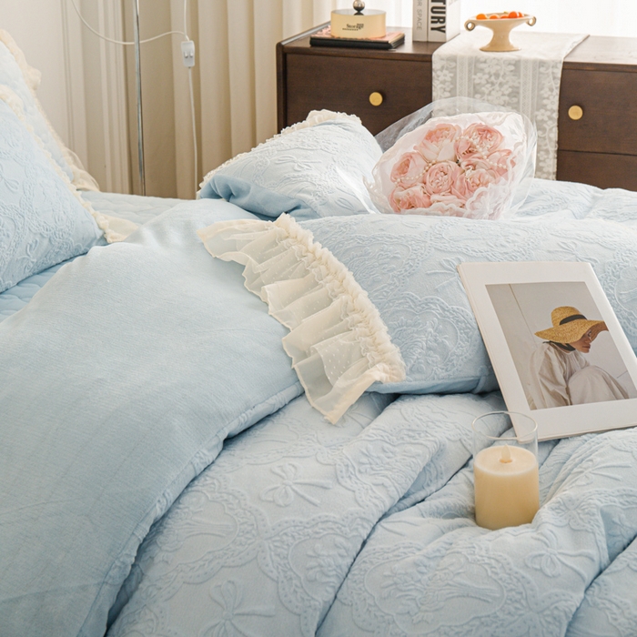 91家纺网 家纺一手货源 找家纺 （总）胜权家纺 2025秋冬新款A类全消光高克重5D雕花牛奶绒仙女风夹棉床盖单品系列