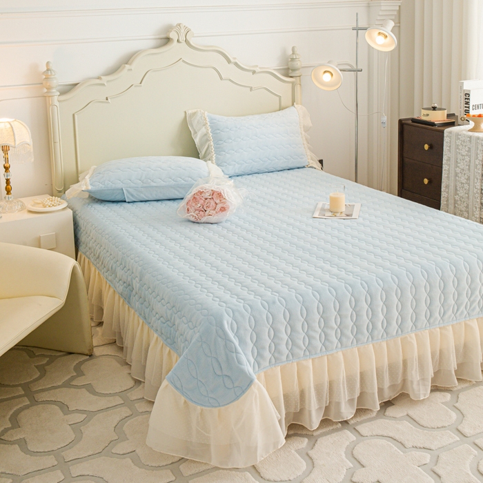 91家纺网 家纺一手货源 找家纺 （总）胜权家纺 2025秋冬新款A类全消光高克重5D雕花牛奶绒仙女风夹棉床盖单品系列