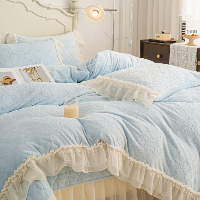 91家纺网 家纺一手货源 找家纺 （总）胜权家纺 2025秋冬新款A类全消光高克重5D雕花牛奶绒仙女风夹棉床盖单品系列