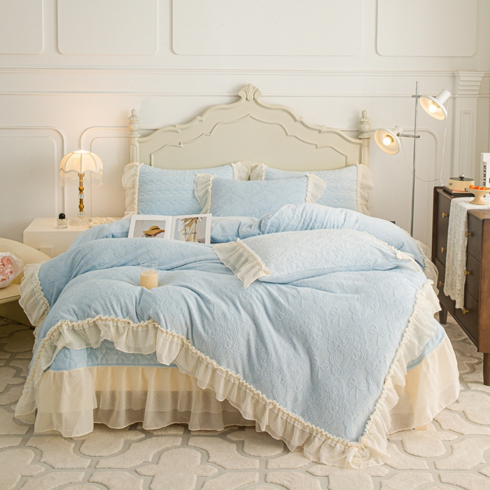 91家纺网 家纺一手货源 找家纺 （总）胜权家纺 2025秋冬新款A类全消光高克重5D雕花牛奶绒仙女风夹棉床盖单品系列