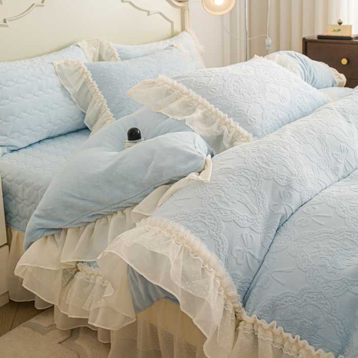 91家纺网 家纺一手货源 找家纺 胜权家纺 2025秋冬新款A类全消光高克重5D雕花牛奶绒仙女风夹棉床盖单品系列 梦安娜-湖蓝