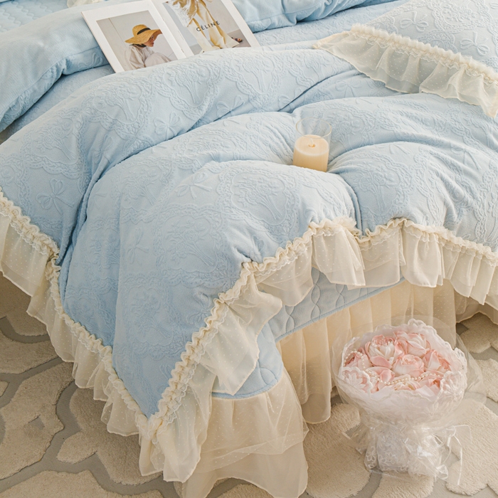 91家纺网 家纺一手货源 找家纺 胜权家纺 2025秋冬新款A类全消光高克重5D雕花牛奶绒仙女风夹棉床盖单品系列 梦安娜-湖蓝