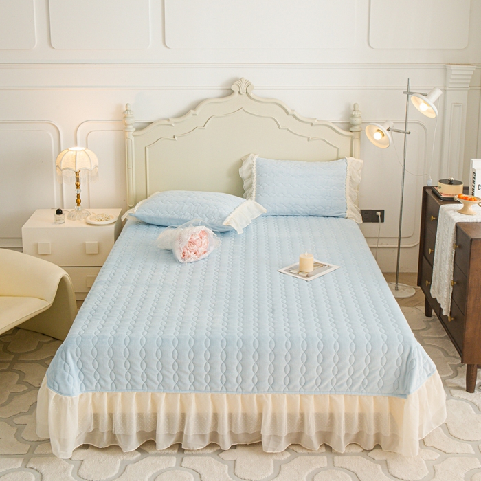 胜权家纺 2025秋冬新款A类全消光高克重5D雕花牛奶绒仙女风夹棉床盖单品系列 梦安娜-湖蓝