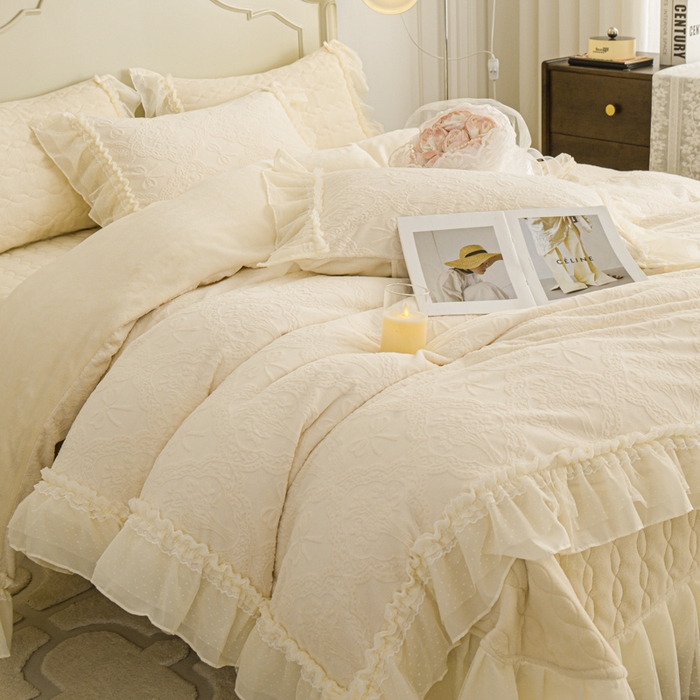 91家纺网 家纺一手货源 找家纺 胜权家纺 2025秋冬新款A类全消光高克重5D雕花牛奶绒仙女风夹棉床盖单品系列 梦安娜-浅米