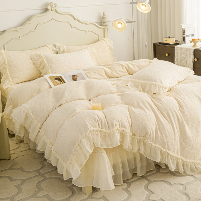 91家纺网 家纺一手货源 找家纺 胜权家纺 2025秋冬新款A类全消光高克重5D雕花牛奶绒仙女风夹棉床盖单品系列 梦安娜-浅米