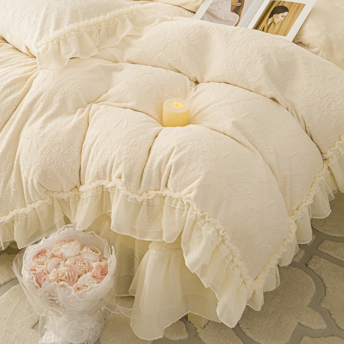 91家纺网 家纺一手货源 找家纺 胜权家纺 2025秋冬新款A类全消光高克重5D雕花牛奶绒仙女风夹棉床盖单品系列 梦安娜-浅米