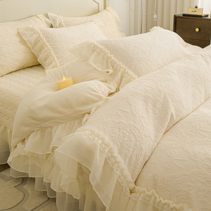 91家纺网 家纺一手货源 找家纺 胜权家纺 2025秋冬新款A类全消光高克重5D雕花牛奶绒仙女风夹棉床盖单品系列 梦安娜-浅米