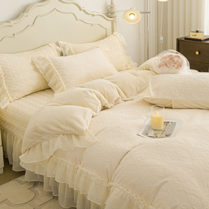 91家纺网 家纺一手货源 找家纺 胜权家纺 2025秋冬新款A类全消光高克重5D雕花牛奶绒仙女风夹棉床盖单品系列 梦安娜-浅米