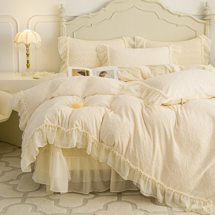 91家纺网 家纺一手货源 找家纺 胜权家纺 2025秋冬新款A类全消光高克重5D雕花牛奶绒仙女风夹棉床盖单品系列 梦安娜-浅米