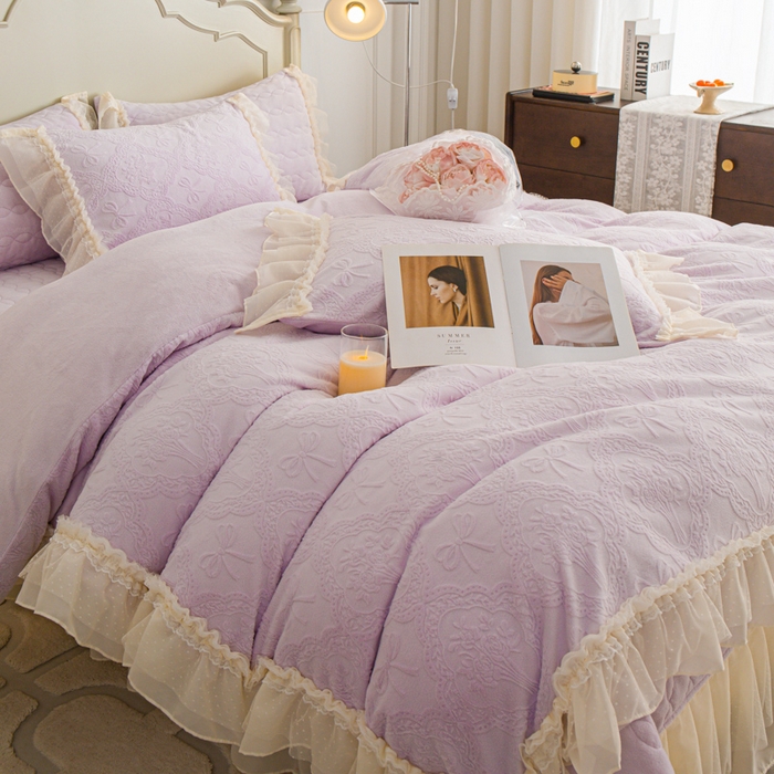 91家纺网 家纺一手货源 找家纺 胜权家纺 2025秋冬新款A类全消光高克重5D雕花牛奶绒仙女风夹棉床盖单品系列 梦安娜-靓紫