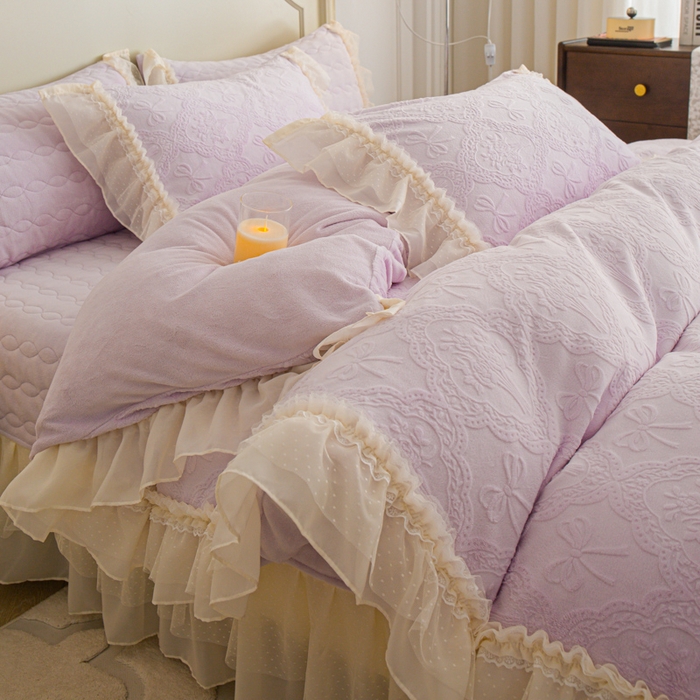 91家纺网 家纺一手货源 找家纺 胜权家纺 2025秋冬新款A类全消光高克重5D雕花牛奶绒仙女风夹棉床盖单品系列 梦安娜-靓紫