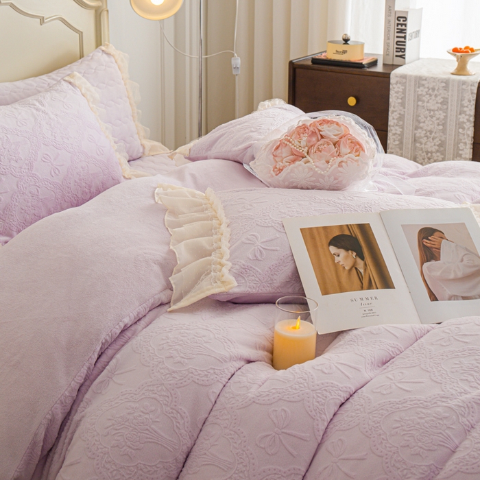 91家纺网 家纺一手货源 找家纺 胜权家纺 2025秋冬新款A类全消光高克重5D雕花牛奶绒仙女风夹棉床盖单品系列 梦安娜-靓紫