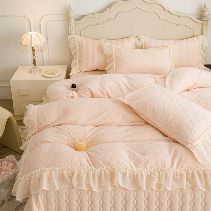 91家纺网 家纺一手货源 找家纺 胜权家纺 2025秋冬新款A类全消光高克重5D雕花牛奶绒仙女风夹棉床盖单品系列 梦安娜-嫩粉