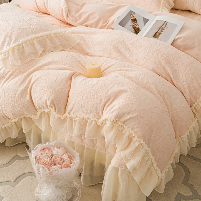 91家纺网 家纺一手货源 找家纺 胜权家纺 2025秋冬新款A类全消光高克重5D雕花牛奶绒仙女风夹棉床盖单品系列 梦安娜-嫩粉