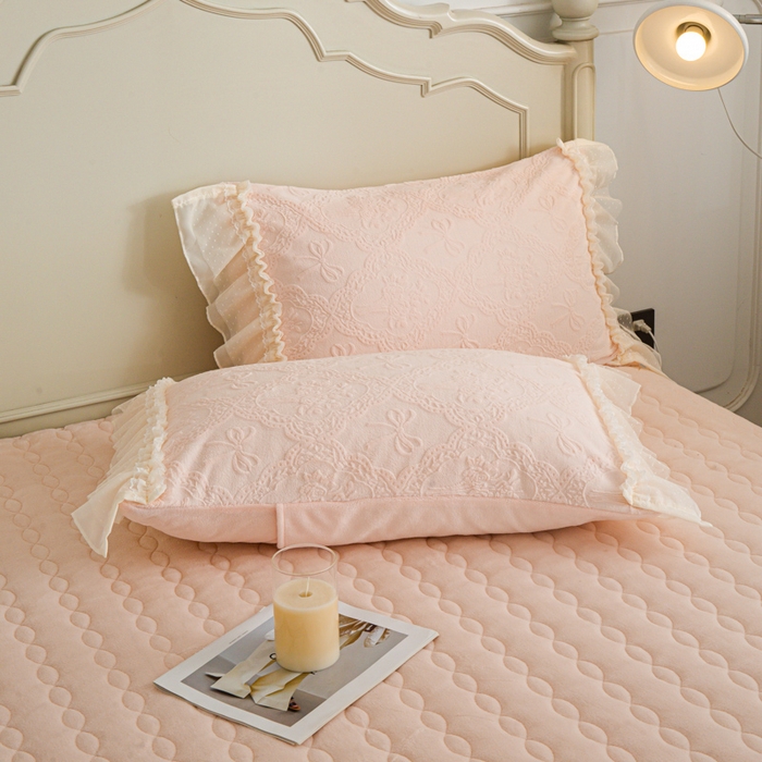 91家纺网 家纺一手货源 找家纺 胜权家纺 2025秋冬新款A类全消光高克重5D雕花牛奶绒仙女风夹棉床盖单品系列 梦安娜-嫩粉