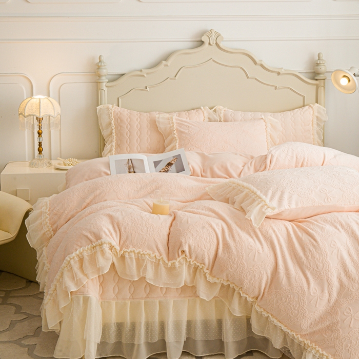 91家纺网 家纺一手货源 找家纺 胜权家纺 2025秋冬新款A类全消光高克重5D雕花牛奶绒仙女风夹棉床盖单品系列 梦安娜-嫩粉