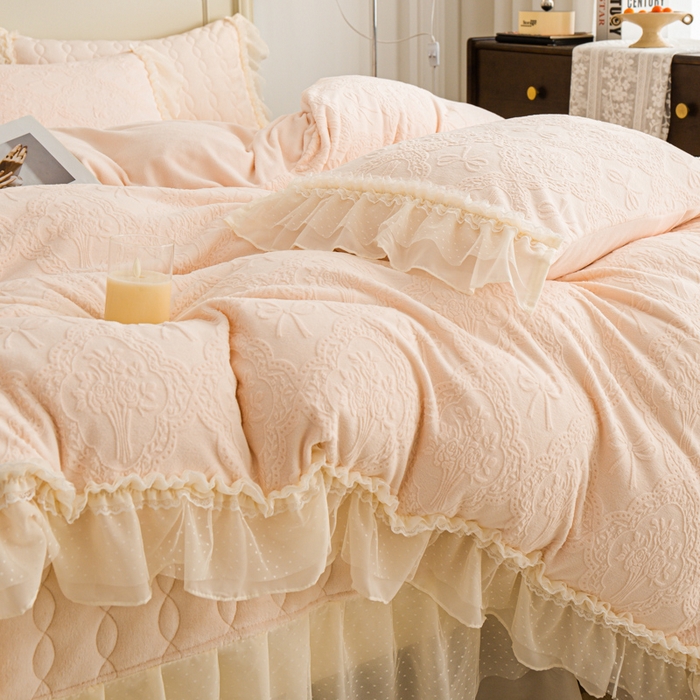 91家纺网 家纺一手货源 找家纺 胜权家纺 2025秋冬新款A类全消光高克重5D雕花牛奶绒仙女风夹棉床盖单品系列 梦安娜-嫩粉