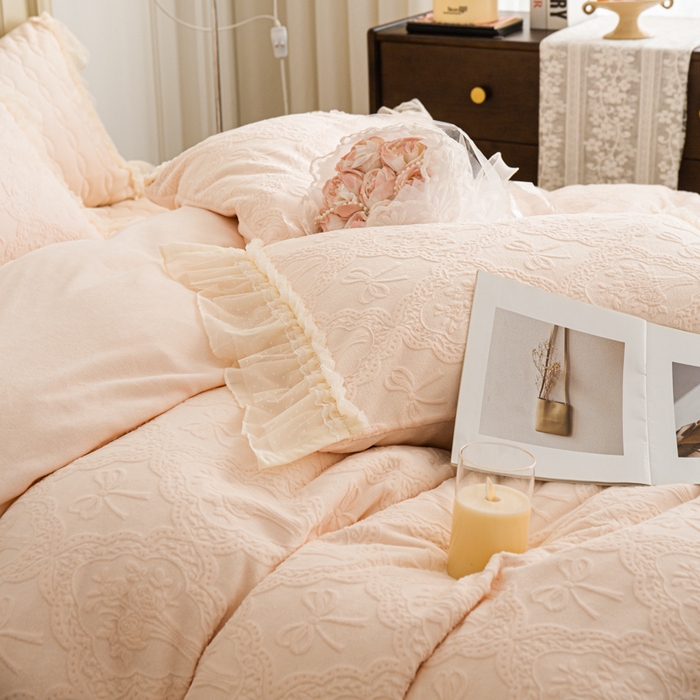 91家纺网 家纺一手货源 找家纺 胜权家纺 2025秋冬新款A类全消光高克重5D雕花牛奶绒仙女风夹棉床盖单品系列 梦安娜-嫩粉